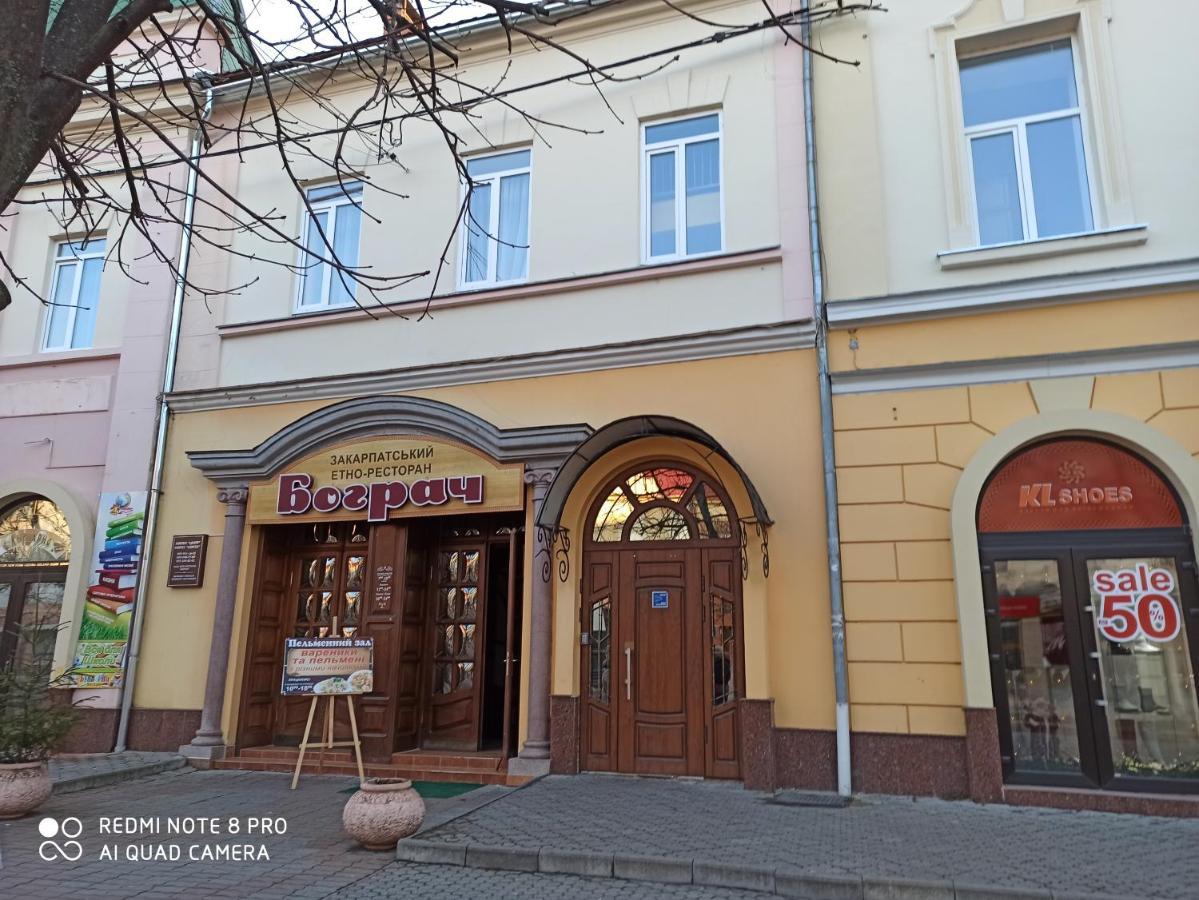 Стильні Апартаменти На Ратушній Площі Moekatsjeve Buitenkant foto